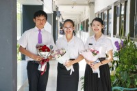 ผู้บริหารคณะศึกษาศาสตร์ มช. มอบดอกไม้แสดงความยินดีกับนักศึกษาที่ได้รับการคัดเลือกเป็นนักศึกษามหาวิทยาลัยเชียงใหม่ยอดเยี่ยม ประจำปีการศึกษา 2562
