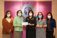 รศ.ดร.ถนอมพร เลาหจรัสแสง ผู้ช่วยอธิการบดี มช. พร้อมผู้มีอุปการคุณ มอบเงินจำนวน 12,000 บาท เป็นทุนการศึกษาคณะศึกษาศาสตร์ ประจำปีการศึกษา 2564