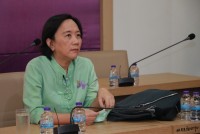 รศ.ดร.ถนอมพร เลาหจรัสแสง ผู้ช่วยอธิการบดี มช. พร้อมผู้มีอุปการคุณ มอบเงินจำนวน 12,000 บาท เป็นทุนการศึกษาคณะศึกษาศาสตร์ ประจำปีการศึกษา 2564