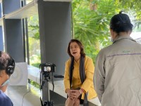คณบดีคณะศึกษาศาสตร์ มช. ให้สัมภาษณ์เกี่ยวกับกระบวนการพัฒนาโรงเรียน ตชด. แก่ทีมงานผลิตสื่อจาก กสศ. 