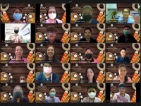 คณะศึกษาศาสตร์ มช. จัดงาน [ปี๋ใหม่เมืองเตื้องเต๊า ฮีตฮอยจาวเฮาศึกษา สระเกล้าการวะจุ้มใจ๋] พิธีดำหัวอดีตคณบดี คณาจารย์ และบุคลากรอาวุโส ประจำปี 2565 ผ่านช่องทางออนไลน์
