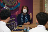 ผู้บริหารและคณาจารย์ ร่วมแสดงความยินดี กับนักศึกษาที่ได้รับรางวัลชนะเลิศ โครงการประกวดความเป็นเลิศในการจัดการเรียนรู้ ระดับอุดมศึกษา ครั้งที่ 11 {บทพระราชนิพนธ์พระมหาชนก}