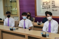 ผู้บริหารและคณาจารย์ ร่วมแสดงความยินดี กับนักศึกษาที่ได้รับรางวัลชนะเลิศ โครงการประกวดความเป็นเลิศในการจัดการเรียนรู้ ระดับอุดมศึกษา ครั้งที่ 11 {บทพระราชนิพนธ์พระมหาชนก}