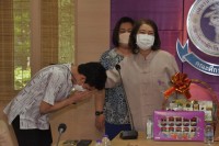 คณบดีคณะศึกษาศาสตร์ มช. ให้การต้อนรับโรงเรียนสาธิตมหาวิทยาลัยเชียงใหม่ ระดับอนุบาลและประถมศึกษา เข้ารดน้ำดำหัว ในโอกาสปี๋ใหม่เมือง 2565