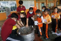 สาขาวิชาประถมศึกษา จัดกิจกรรมวิทยาศาสตร์ ปลูกพลังฝันนักวิทยาศาสตร์ตัวน้อยในบริบทโรงเรียนบ้านห้วยส้ม
