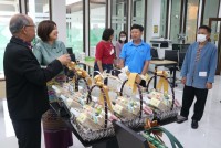 ผู้บริหารคณะศึกษาศาสตร์ มช. มอบกระเช้าของขวัญ ให้แก่ชมรมผู้เกษียณมหาวิทยาลัยเชียงใหม่ เพื่อนำไปจับสลากเป็นของรางวัล