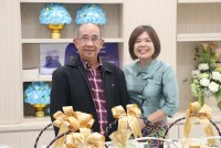 ผู้บริหารคณะศึกษาศาสตร์ มช. มอบกระเช้าของขวัญ ให้แก่ชมรมผู้เกษียณมหาวิทยาลัยเชียงใหม่ เพื่อนำไปจับสลากเป็นของรางวัล