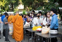 คณะศึกษาศาสตร์ มช. จัดพิธีทำบุญตักบาตรพระสงฆ์ จำนวน 9 รูป และพิธีถวายพระพรชัยมงคล สมเด็จพระเจ้าลูกเธอ เจ้าฟ้าพัชรกิติยาภานเรนทิราเทพยวดี กรมหลวงราชสาริณีสิริพัชร มหาวัชรราชธิดา