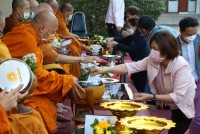 คณะศึกษาศาสตร์ มช. จัดพิธีทำบุญตักบาตรพระสงฆ์ จำนวน 9 รูป และพิธีถวายพระพรชัยมงคล สมเด็จพระเจ้าลูกเธอ เจ้าฟ้าพัชรกิติยาภานเรนทิราเทพยวดี กรมหลวงราชสาริณีสิริพัชร มหาวัชรราชธิดา