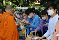 คณะศึกษาศาสตร์ มช. จัดพิธีทำบุญตักบาตรพระสงฆ์ จำนวน 9 รูป และพิธีถวายพระพรชัยมงคล สมเด็จพระเจ้าลูกเธอ เจ้าฟ้าพัชรกิติยาภานเรนทิราเทพยวดี กรมหลวงราชสาริณีสิริพัชร มหาวัชรราชธิดา