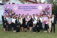 คณบดีคณะศึกษาศาสตร์ มช. เข้ารับโล่รางวัลนักศึกษาเก่ามหาวิทยาลัยเชียงใหม่ดีเด่น ในพิธีประกาศเกียรติคุณและแสดงความยินดีแก่นักศึกษาเก่ามหาวิทยาลัยเชียงใหม่ดีเด่น ประจำปี 2565