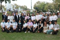 คณบดีคณะศึกษาศาสตร์ มช. เข้ารับโล่รางวัลนักศึกษาเก่ามหาวิทยาลัยเชียงใหม่ดีเด่น ในพิธีประกาศเกียรติคุณและแสดงความยินดีแก่นักศึกษาเก่ามหาวิทยาลัยเชียงใหม่ดีเด่น ประจำปี 2565