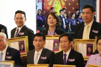 คณบดีคณะศึกษาศาสตร์ มช. เข้ารับโล่รางวัลนักศึกษาเก่ามหาวิทยาลัยเชียงใหม่ดีเด่น ในพิธีประกาศเกียรติคุณและแสดงความยินดีแก่นักศึกษาเก่ามหาวิทยาลัยเชียงใหม่ดีเด่น ประจำปี 2565