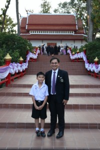 ผู้บริหารคณะศึกษาศาสตร์ มช. ร่วมแสดงความยินดีกับผู้ที่ได้รับพระราชทานปริญญากิตติมศักดิ์ ในงานพิธีพระราชทานปริญญาบัตร ครั้งที่ 57 ประจำปีการศึกษา 2564-2565