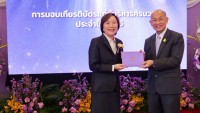 คณาจารย์คณะศึกษาศาสตร์ เข้ารับมอบเกียรติบัตร ผู้บริหารมหาวิทยาลัยที่ครบวาระการดำรงตำแหน่ง ประจำปี 2565