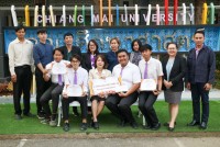 ผู้บริหารและคณาจารย์ ร่วมแสดงความยินดี กับนักศึกษาที่ได้รับรางวัลจากกิจกรรมกระดานดำสัมพันธ์ ครั้งที่ 17 จำนวน 2 รายการ