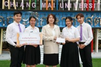 ผู้บริหารและคณาจารย์ ร่วมแสดงความยินดี กับนักศึกษาที่ได้รับรางวัลจากกิจกรรมกระดานดำสัมพันธ์ ครั้งที่ 17 จำนวน 2 รายการ