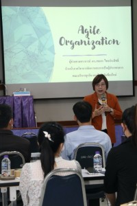 คณะศึกษาศาสตร์ มช. จัดการอบรมเรื่อง {ปรับองค์กรอย่างไรให้คล่องตัวทันกับสถานการณ์ปัจจุบัน} ให้แก่บุคลากรสายสนับสนุน 