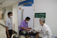 ผู้บริหารคณะศึกษาศตร์ เข้ามอบดอกได้แสดงความยินดี ในโอกาสพิธีเปิด พิพิธภัณฑ์กายวิภาคศาสตร์ ดร.อมรพันธุ์ นิมานันท์ ภาควิชากายวิภาคศาสตร์ คณะแพทยศาสตร์ มหาวิทยาลัยเชียงใหม่