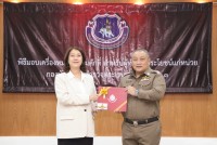 ประธานมูลนิธิศิษย์เก่าศึกษาศาสตร์ และคณบดีคณะศึกษาศาสตร์ มช. เข้ารับเครื่องหมายนักโดดร่ม ชั้นกิตติมศักดิ์ ในฐานะที่เป็นผู้ที่ได้เสียสละและบำเพ็ญประโยชน์ไว้แก่ราชการตำรวจตระเวนชายแดน  สำนักงานตำรวจแห่งชาติ