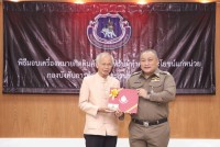 ประธานมูลนิธิศิษย์เก่าศึกษาศาสตร์ และคณบดีคณะศึกษาศาสตร์ มช. เข้ารับเครื่องหมายนักโดดร่ม ชั้นกิตติมศักดิ์ ในฐานะที่เป็นผู้ที่ได้เสียสละและบำเพ็ญประโยชน์ไว้แก่ราชการตำรวจตระเวนชายแดน  สำนักงานตำรวจแห่งชาติ