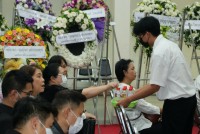 ผู้บริหาร คณาจารย์ คณาจารย์อาวุโส นักศึกษา ศิษย์เก่าและเจ้าหน้าที่ คณะศึกษาศาสตร์ มช. ร่วมพิธีบำเพ็ญกุศล สวดอภิธรรม และพิธีมอบร่าง ผู้ช่วยศาสตราจารย์จัน เกริกมธุกร