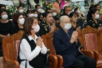 ผู้บริหาร คณาจารย์ คณาจารย์อาวุโส นักศึกษา ศิษย์เก่าและเจ้าหน้าที่ คณะศึกษาศาสตร์ มช. ร่วมพิธีบำเพ็ญกุศล สวดอภิธรรม และพิธีมอบร่าง ผู้ช่วยศาสตราจารย์จัน เกริกมธุกร