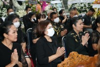ผู้บริหาร คณาจารย์ คณาจารย์อาวุโส นักศึกษา ศิษย์เก่าและเจ้าหน้าที่ คณะศึกษาศาสตร์ มช. ร่วมพิธีบำเพ็ญกุศล สวดอภิธรรม และพิธีมอบร่าง ผู้ช่วยศาสตราจารย์จัน เกริกมธุกร