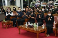 ผู้บริหาร คณาจารย์ คณาจารย์อาวุโส นักศึกษา ศิษย์เก่าและเจ้าหน้าที่ คณะศึกษาศาสตร์ มช. ร่วมพิธีบำเพ็ญกุศล สวดอภิธรรม และพิธีมอบร่าง ผู้ช่วยศาสตราจารย์จัน เกริกมธุกร