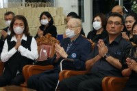 ผู้บริหาร คณาจารย์ คณาจารย์อาวุโส นักศึกษา ศิษย์เก่าและเจ้าหน้าที่ คณะศึกษาศาสตร์ มช. ร่วมพิธีบำเพ็ญกุศล สวดอภิธรรม และพิธีมอบร่าง ผู้ช่วยศาสตราจารย์จัน เกริกมธุกร