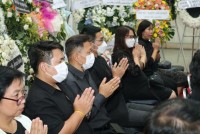 ผู้บริหาร คณาจารย์ คณาจารย์อาวุโส นักศึกษา ศิษย์เก่าและเจ้าหน้าที่ คณะศึกษาศาสตร์ มช. ร่วมพิธีบำเพ็ญกุศล สวดอภิธรรม และพิธีมอบร่าง ผู้ช่วยศาสตราจารย์จัน เกริกมธุกร