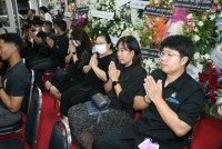 ผู้บริหาร คณาจารย์ คณาจารย์อาวุโส นักศึกษา ศิษย์เก่าและเจ้าหน้าที่ คณะศึกษาศาสตร์ มช. ร่วมพิธีบำเพ็ญกุศล สวดอภิธรรม และพิธีมอบร่าง ผู้ช่วยศาสตราจารย์จัน เกริกมธุกร