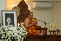 ผู้บริหาร คณาจารย์ คณาจารย์อาวุโส นักศึกษา ศิษย์เก่าและเจ้าหน้าที่ คณะศึกษาศาสตร์ มช. ร่วมพิธีบำเพ็ญกุศล สวดอภิธรรม และพิธีมอบร่าง ผู้ช่วยศาสตราจารย์จัน เกริกมธุกร
