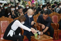 ผู้บริหาร คณาจารย์ คณาจารย์อาวุโส นักศึกษา ศิษย์เก่าและเจ้าหน้าที่ คณะศึกษาศาสตร์ มช. ร่วมพิธีบำเพ็ญกุศล สวดอภิธรรม และพิธีมอบร่าง ผู้ช่วยศาสตราจารย์จัน เกริกมธุกร