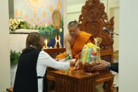ผู้บริหาร คณาจารย์ คณาจารย์อาวุโส นักศึกษา ศิษย์เก่าและเจ้าหน้าที่ คณะศึกษาศาสตร์ มช. ร่วมพิธีบำเพ็ญกุศล สวดอภิธรรม และพิธีมอบร่าง ผู้ช่วยศาสตราจารย์จัน เกริกมธุกร
