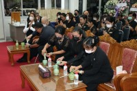 ผู้บริหาร คณาจารย์ คณาจารย์อาวุโส นักศึกษา ศิษย์เก่าและเจ้าหน้าที่ คณะศึกษาศาสตร์ มช. ร่วมพิธีบำเพ็ญกุศล สวดอภิธรรม และพิธีมอบร่าง ผู้ช่วยศาสตราจารย์จัน เกริกมธุกร