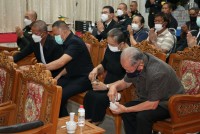 ผู้บริหาร คณาจารย์ คณาจารย์อาวุโส นักศึกษา ศิษย์เก่าและเจ้าหน้าที่ คณะศึกษาศาสตร์ มช. ร่วมพิธีบำเพ็ญกุศล สวดอภิธรรม และพิธีมอบร่าง ผู้ช่วยศาสตราจารย์จัน เกริกมธุกร