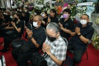 ผู้บริหาร คณาจารย์ คณาจารย์อาวุโส นักศึกษา ศิษย์เก่าและเจ้าหน้าที่ คณะศึกษาศาสตร์ มช. ร่วมพิธีบำเพ็ญกุศล สวดอภิธรรม และพิธีมอบร่าง ผู้ช่วยศาสตราจารย์จัน เกริกมธุกร