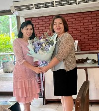 สมาคมนักศึกษาเก่า ร่วมกับ มูลนิธิศิษย์เก่า และชมรมอาจารย์เก่า ร่วมมอบดอกไม้แสดงความยินดีแก่คณบดีและคณะผู้บริหารชุดใหม่