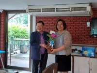 สมาคมนักศึกษาเก่า ร่วมกับ มูลนิธิศิษย์เก่า และชมรมอาจารย์เก่า ร่วมมอบดอกไม้แสดงความยินดีแก่คณบดีและคณะผู้บริหารชุดใหม่