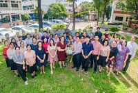 สำนักงานคณะศึกษาศาตร์ มช. ร่วมมอบช่อดอกไม้เพื่อแสดงความยินดีแด่คณบดีท่านใหม่