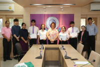 นักศึกษาที่ได้รับการคัดเลือกจากโครงการเตรียมความพร้อมในการฝึกซ้อมนักศึกษา ที่จะร่วมการประกวดความเป็นเลิศในการจัดการเรียนรู้ระดับอุดมศึกษา และการแข่งขันทักษะการสอนกระดานดำสัมพันธ์ รอบชิงชนะเลิศ เข้ารับเกียรติบัตรและเงินรางวัลจากคณบดี