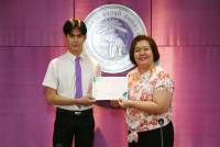 นักศึกษาที่ได้รับการคัดเลือกจากโครงการเตรียมความพร้อมในการฝึกซ้อมนักศึกษา ที่จะร่วมการประกวดความเป็นเลิศในการจัดการเรียนรู้ระดับอุดมศึกษา และการแข่งขันทักษะการสอนกระดานดำสัมพันธ์ รอบชิงชนะเลิศ เข้ารับเกียรติบัตรและเงินรางวัลจากคณบดี