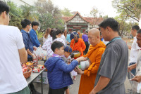 ทำบุญตักบาตรพระสงฆ์_งานรำลึกพระคุณครู ประจำปี 2567 