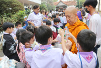 ทำบุญตักบาตรพระสงฆ์_งานรำลึกพระคุณครู ประจำปี 2567 