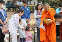 ทำบุญตักบาตรพระสงฆ์_งานรำลึกพระคุณครู ประจำปี 2567 