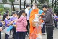 ทำบุญตักบาตรพระสงฆ์_งานรำลึกพระคุณครู ประจำปี 2567 