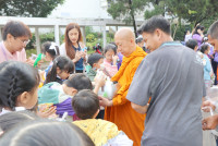 ทำบุญตักบาตรพระสงฆ์_งานรำลึกพระคุณครู ประจำปี 2567 