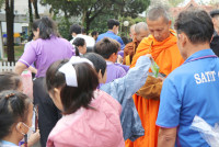 ทำบุญตักบาตรพระสงฆ์_งานรำลึกพระคุณครู ประจำปี 2567 