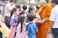 ทำบุญตักบาตรพระสงฆ์_งานรำลึกพระคุณครู ประจำปี 2567 